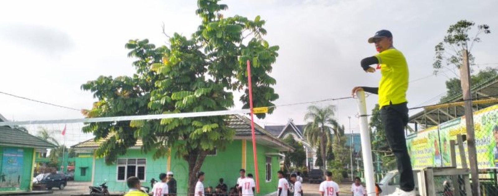 Kembali Dipercaya! M.Chusaini, SE Jadi Wasit Utama Volly Ball Putra PORSENI HAB Kemenag Batang Hari