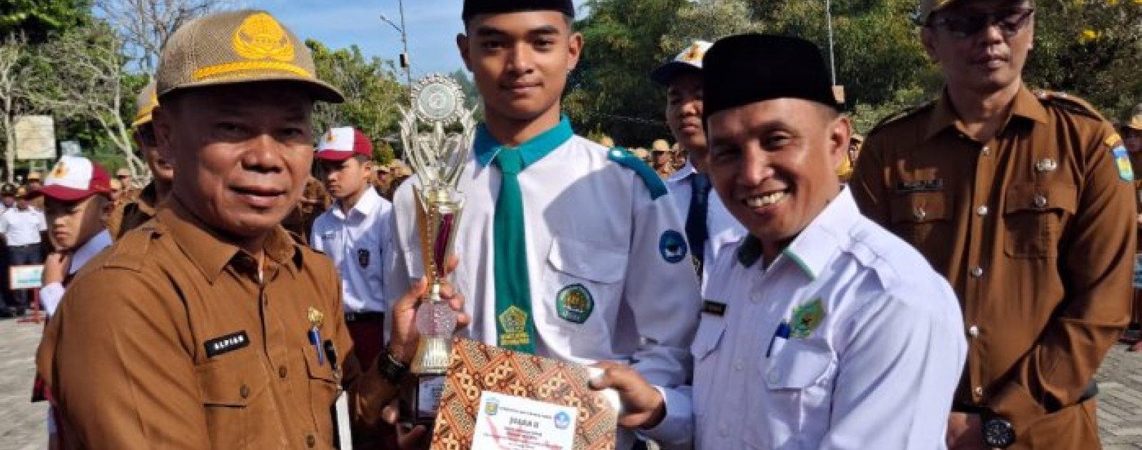 MTsN 1 Kota Sungai Penuh Terima Penghargaan Juara 2 Lomba Barisan Indah