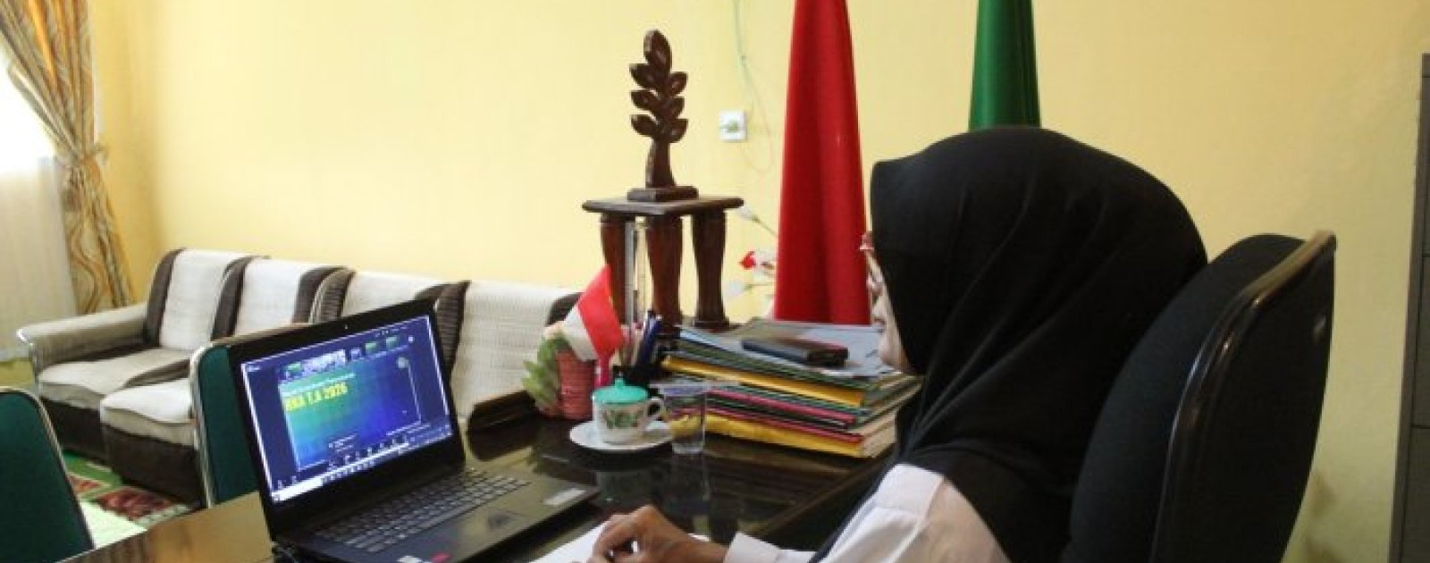 KEPALA MADRASAH MTsN 1 KERINCI BESERTA TIM TU MENGIKUTI RAPAT ZOOM RKA