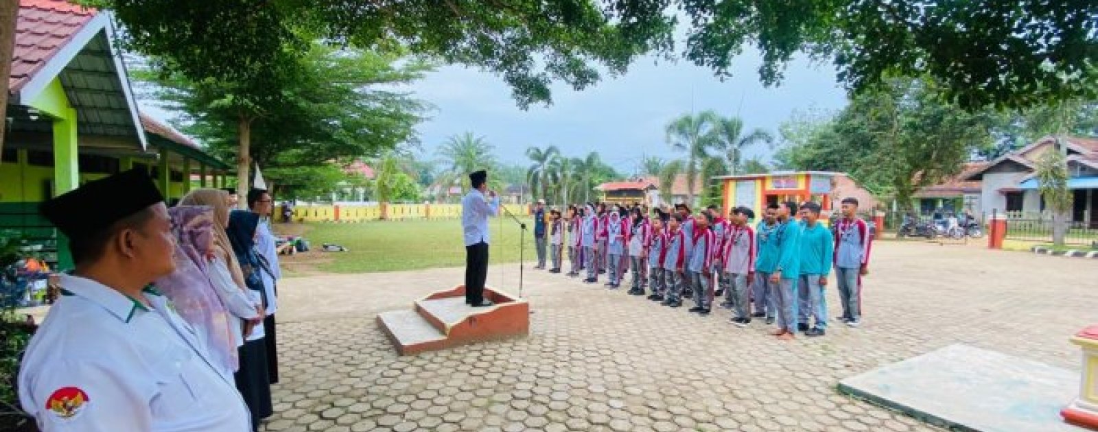 Berkemah, Berprestasi, dan Berkarakter: Kepala Madrasah Lepas Kontingen Jambore Ranting MTsN 6 Tebo
