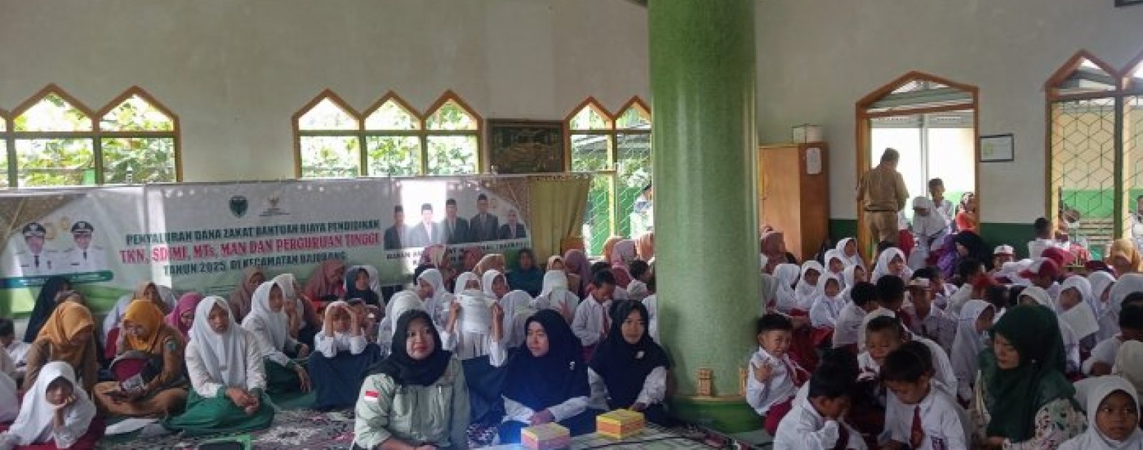 Sinergi Peduli Pendidikan: MTsN 4 Batang Hari Fasilitasi Distribusi Zakat BAZNAS untuk Siswa Bajubang