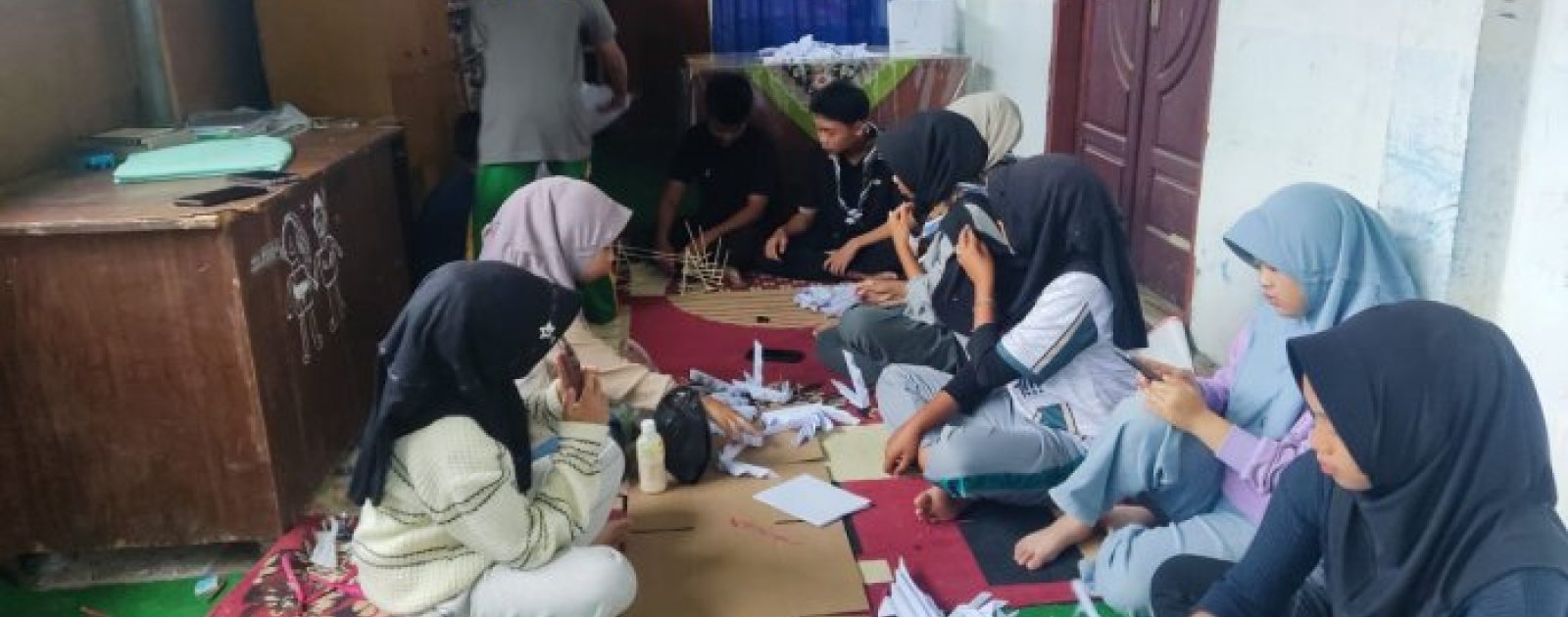 Kreatif! MTsN 1 Kerinci Matangkan Persiapan Gaun Daur Ulang untuk Ajang Jambore