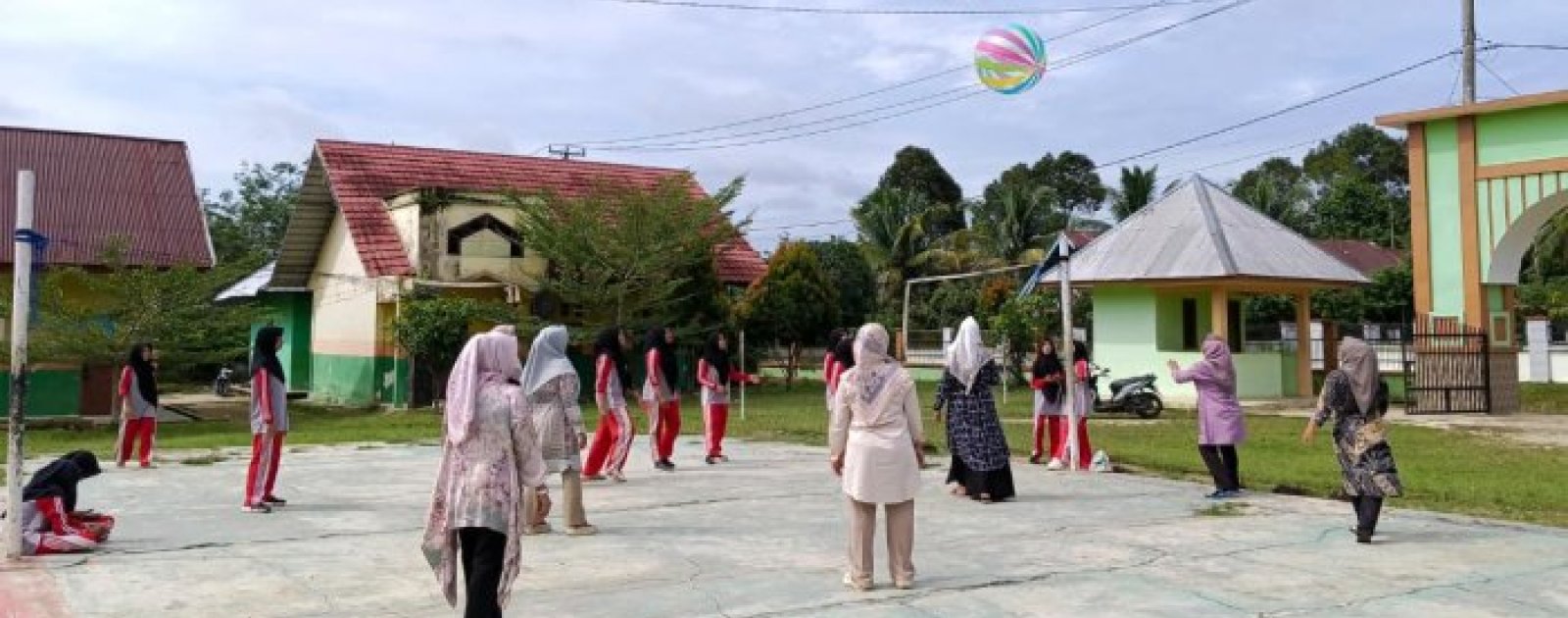 Guru MTsN 1 Bungo Semangat Berlatih Voli Gembira Persiapan HAB ke-80 Kemenag