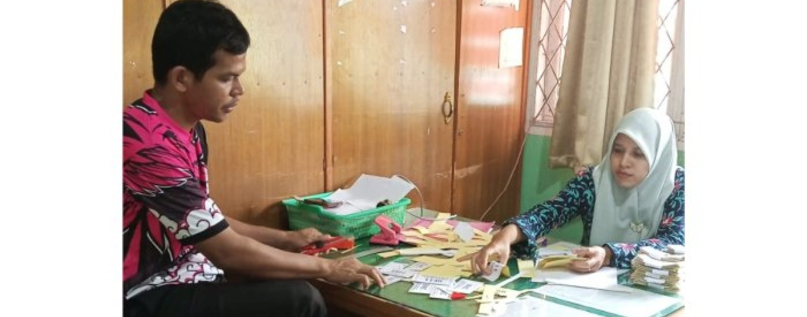 Persiapan Jalan Santai HAB Kemenag ke-80: Staf Tata Usaha MTsN 1 Batang Hari Sibuk Potong Nomor Undian