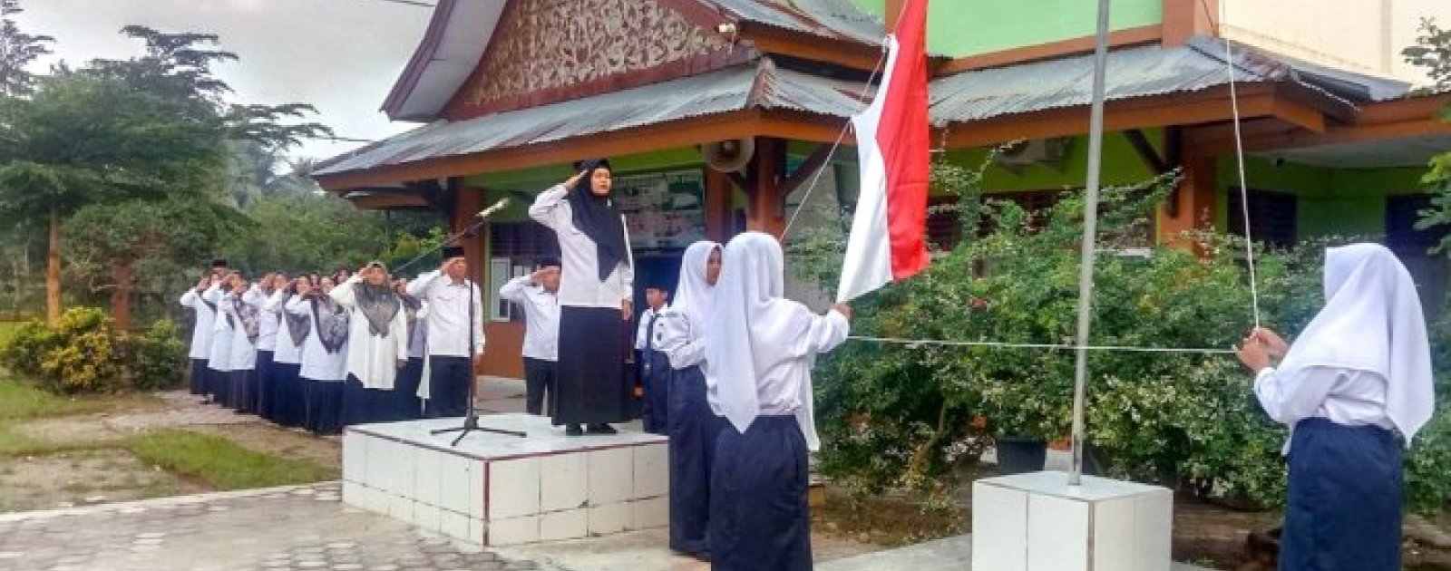 MTsN 1 Bungo Gelar Upacara Bendera, Peserta Didik Diingatkan Pentingnya Belajar dan Menjaga Kesehatan