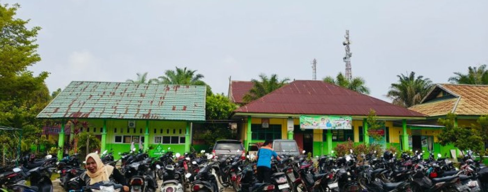 Lapangan Upacara MTsN 4 Batang Hari Menjadi Tempat Parkir bagi Tamu Penerima Bantuan Baznas Kabupaten