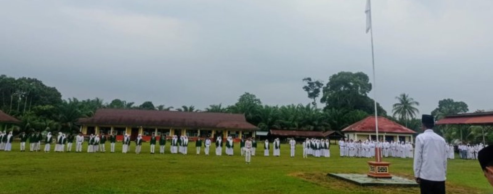 Semangat dan Aura Positif: KUA Tebo Ulu Jadi Pembina Upacara di MAN 1 Tebo.