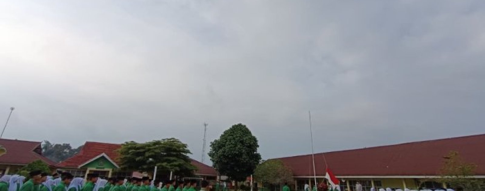 Upacara Perdana Semester Genap TA. 2025/2026, Plt. Kepala MTsN 5 Merangin: Perbaiki Tingkah Laku Positif