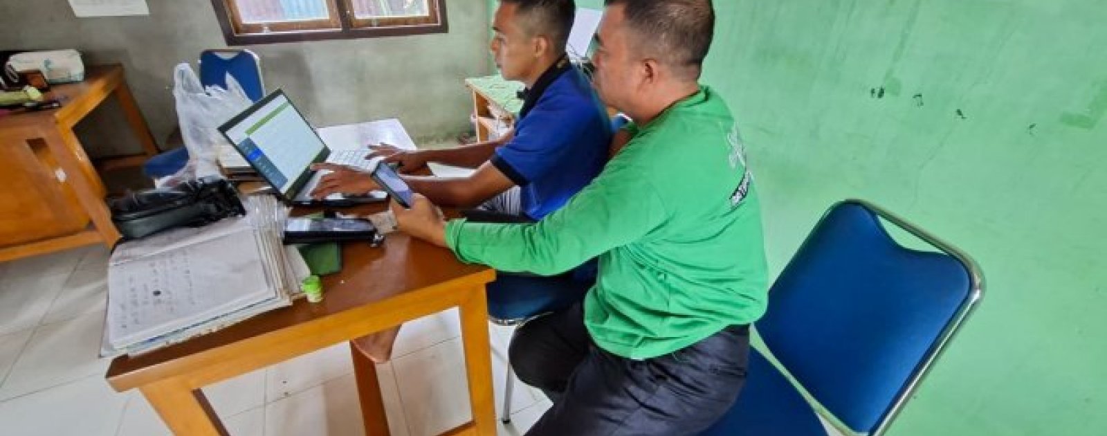 Guru MIN 4 Batang Hari Kompak Isi Raport Siswa Untuk Menetapkan Nilai Siswa Semester Ganjil