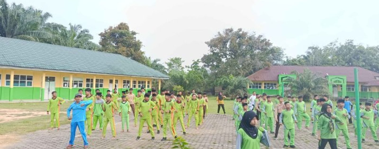 Senam Pagi MTsN 3 Muaro Jambi Bangkitkan Semangat Siswa di Rabu Ceria