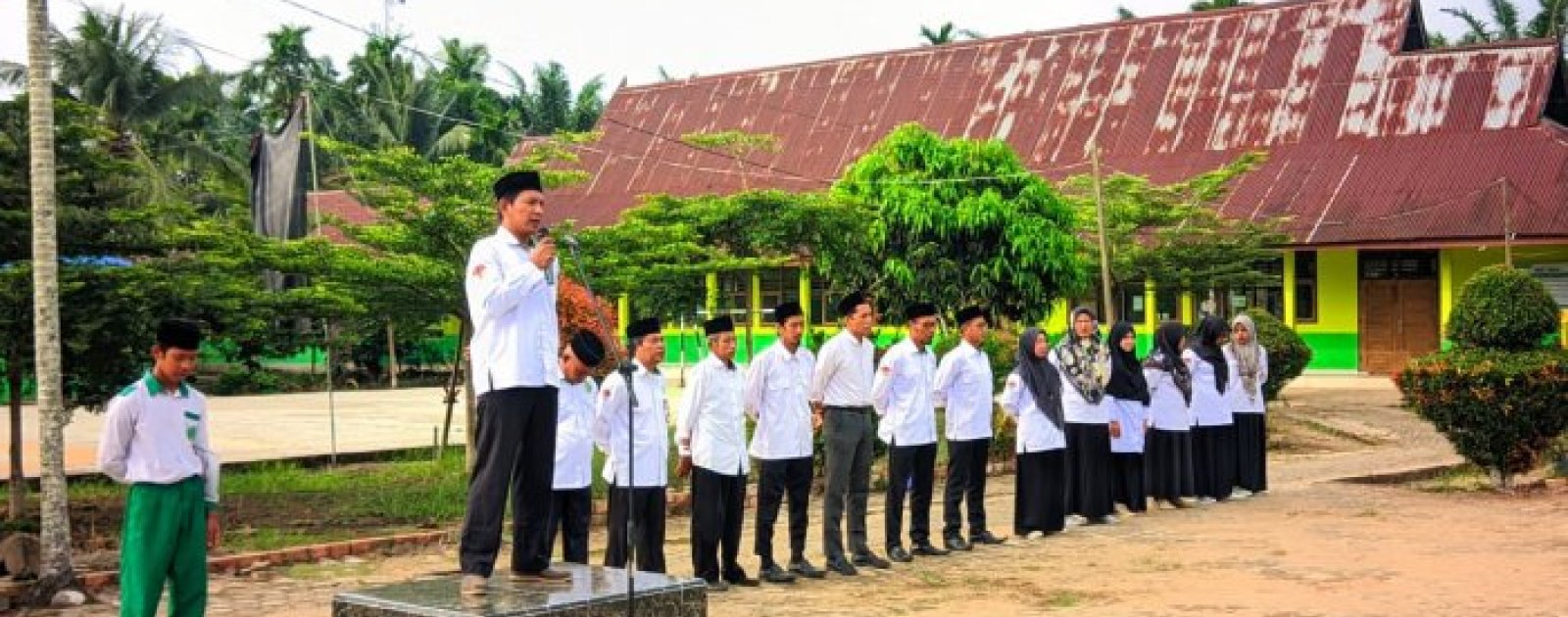 Disiplin Ibadah, Kunci Sukses Hidup. Pesan Mendalam dari Pembina Upacara Hari Ini