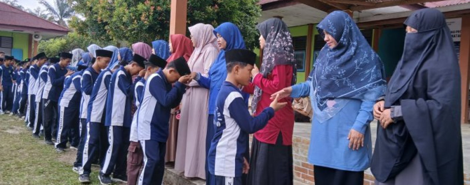 Menyambut Ramadhan dengan Hati yang Bersih, MTsN 4 Bungo Gelar Tradisi Salam-Salaman Siswa dan Guru