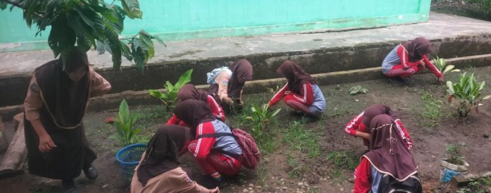 Siswa MTsN 5 Batang Hari Gelar Gotong Royong Bersihkan Lingkungan Madrasah Jelang Apel Pagi dalam Rangka Persiapan PKKM