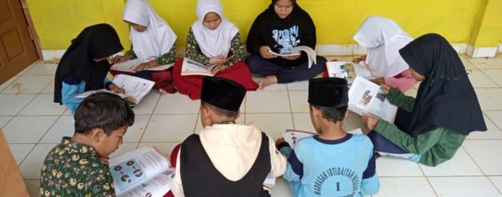 Siswa MIN 1 Tebo Perkuat Kebersamaan Dengan  Kegiatan Membaca Bersama