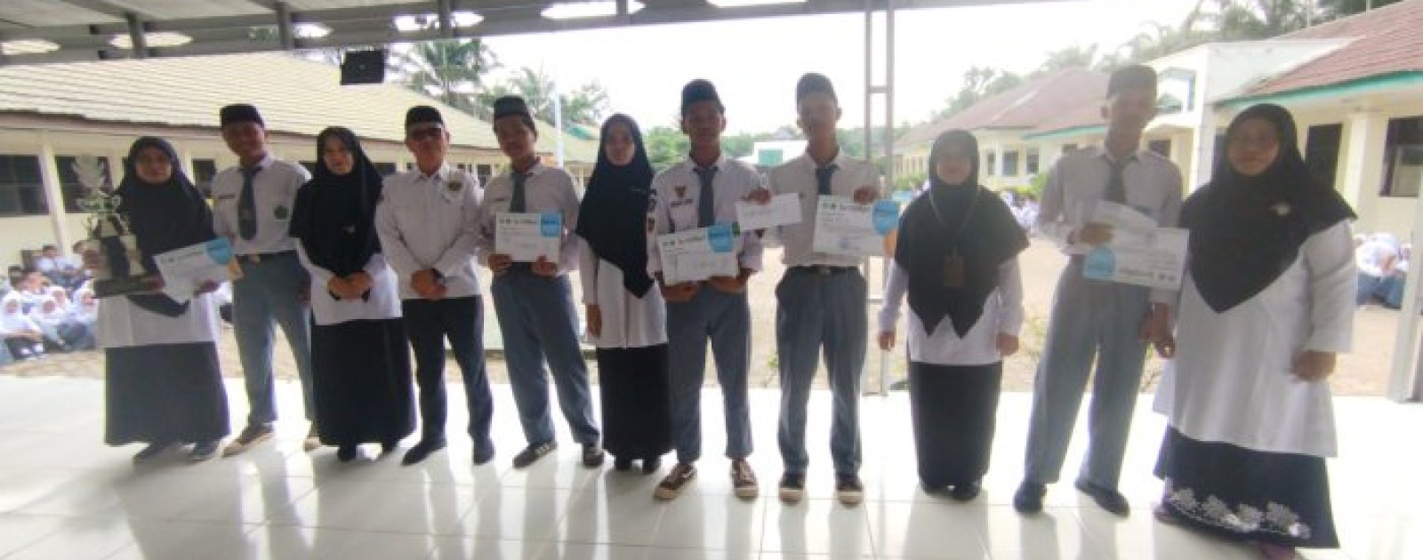 XI D Raih Juara 3 Lomba Kebersihan Berkat Gotong Royong