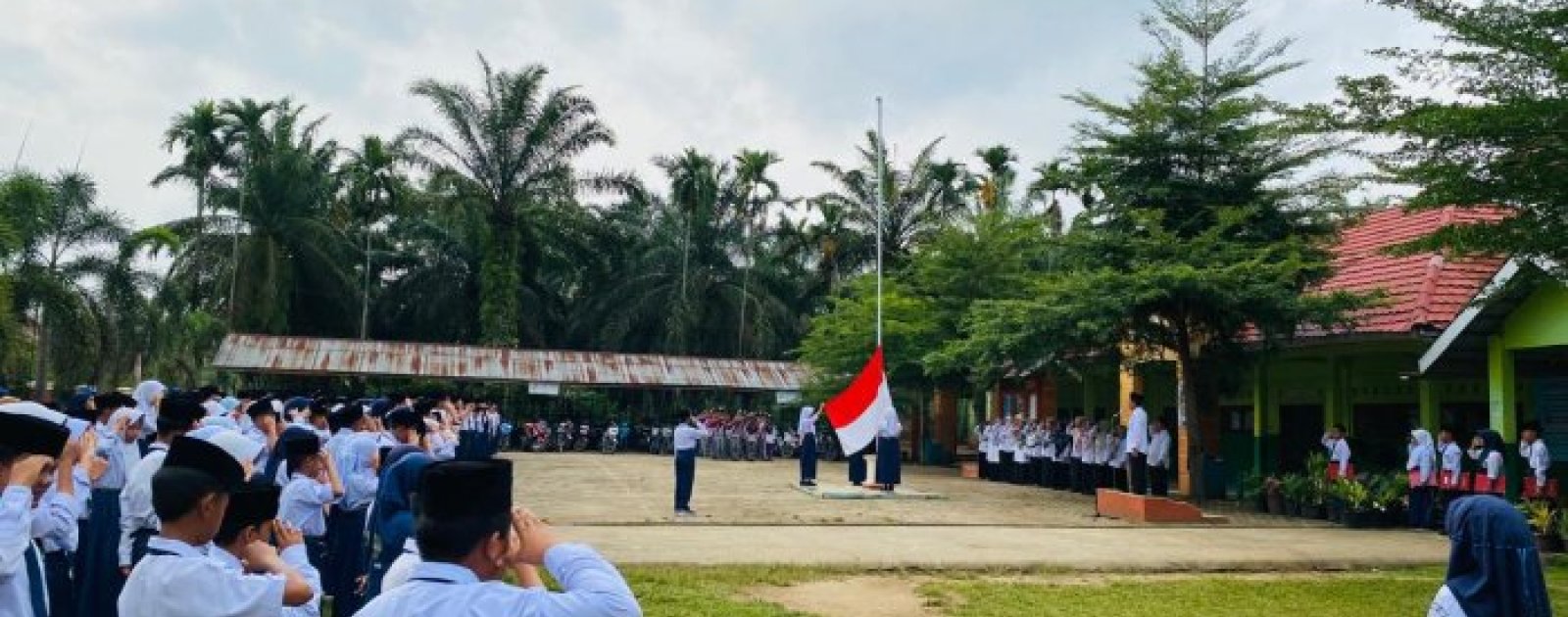 Kunci Sukses: Disiplin, Doa, dan Usaha Pesan Pembina Upacara di MTsN 6 Tebo
