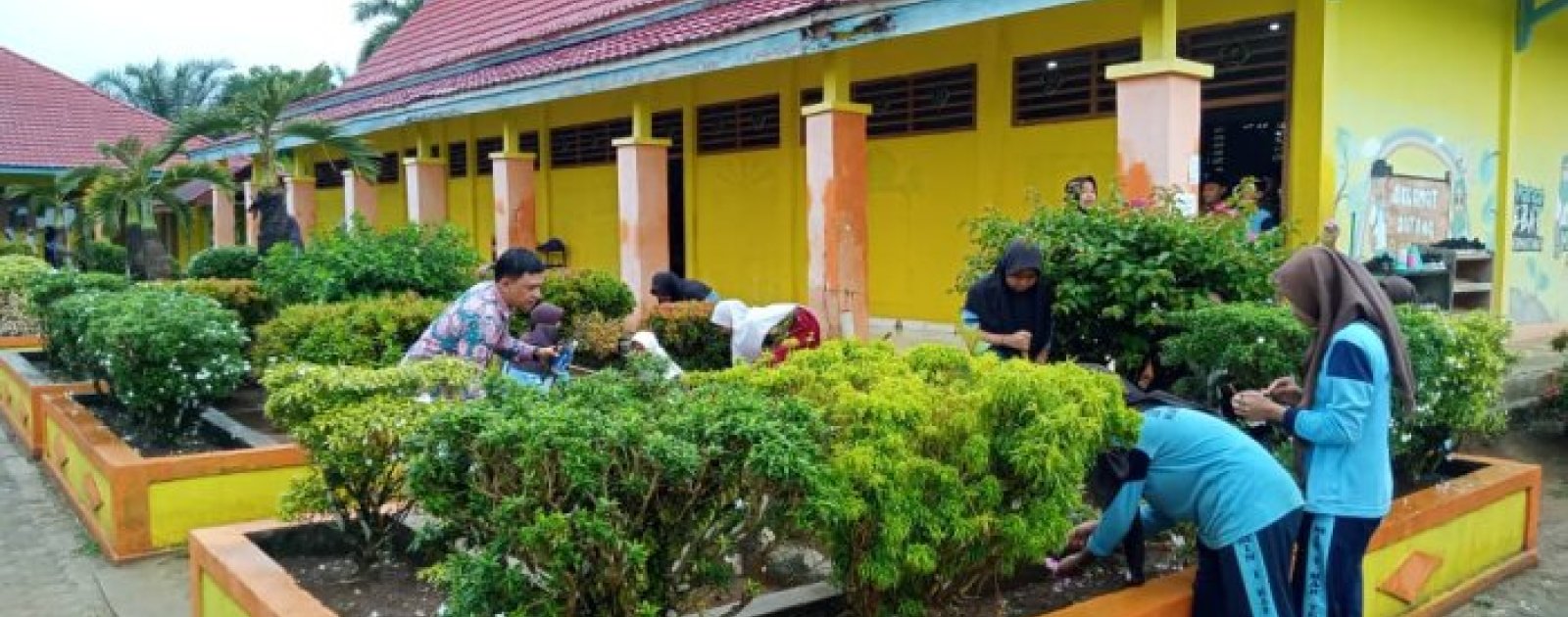 Siswa Kelas 6 MIN 1 Tebo Galakkan Kebersihan Lingkungan Madrasah