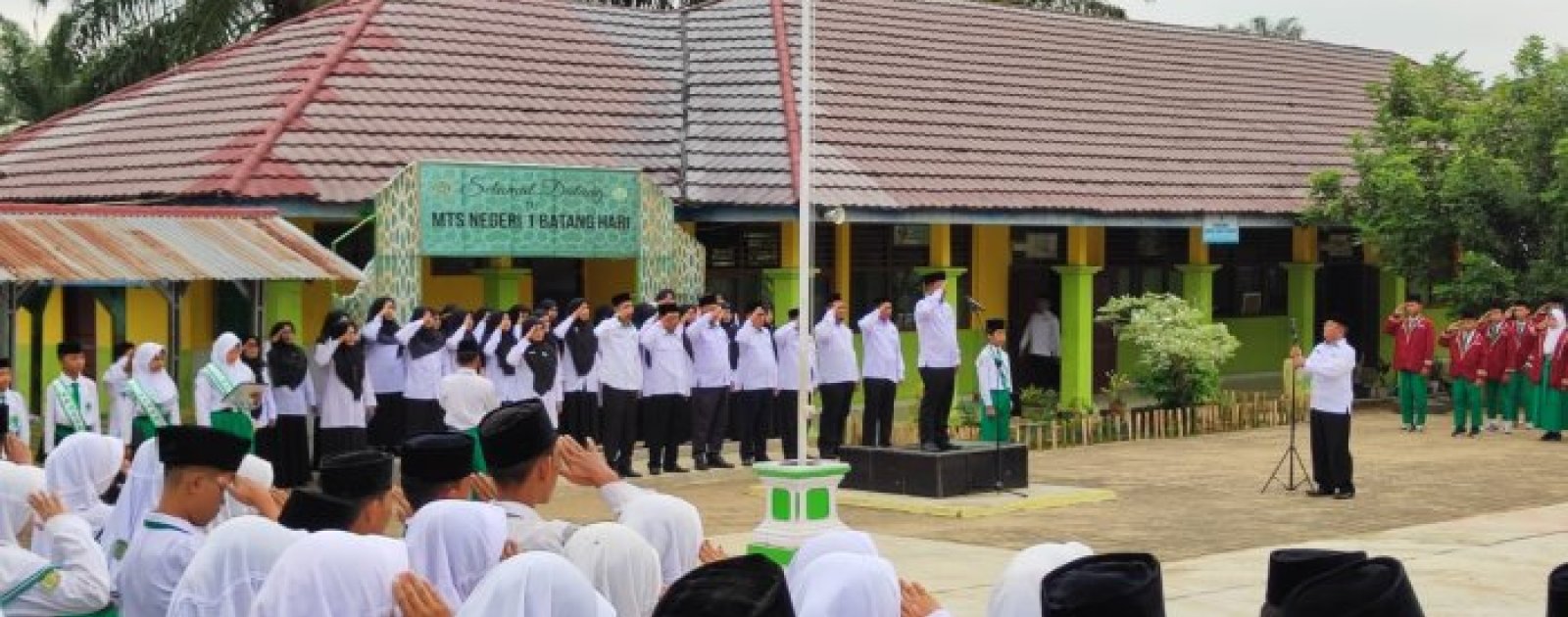 Kepala MTsN 1 Batang Hari Tegaskan Komitmen Jaga Kebersihan Madrasah dalam Upacara Senin