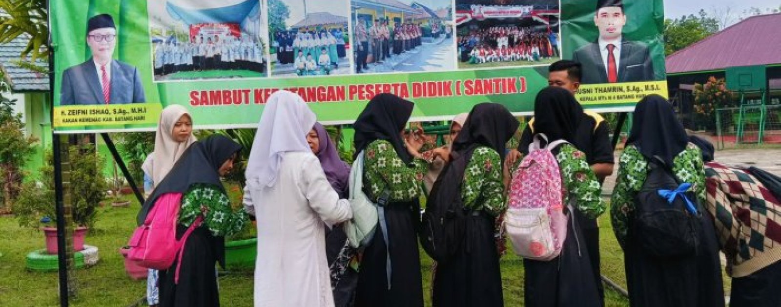 MTsN 4 Batanghari Tetap Semangat Sambut Peserta Didik dengan Ramah di Gerbang Madrasah