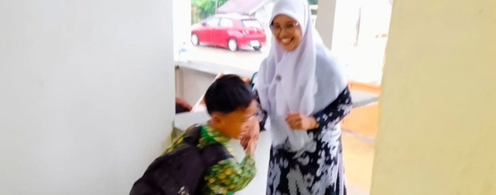 Sambut Pagi Tetap Berjalan Meski Hujan Mengguyur MIN 4 Tebo dan Sekitarnya