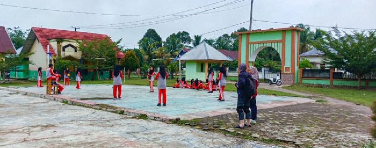 Semarak Hari Kedua Class Meeting, Pertandingan Voli Putri MTsN 1 Bungo Berlangsung Sengit