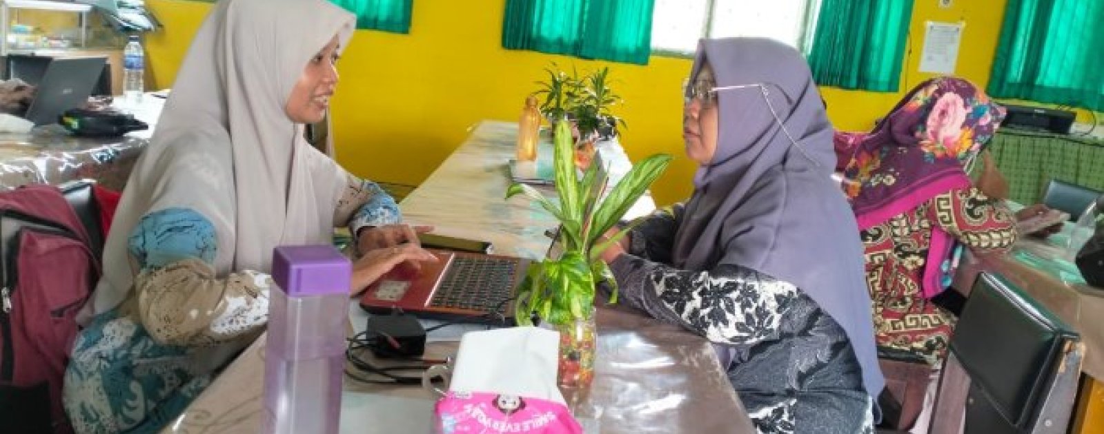 Tingkatkan Kompetensi Digital, Guru CPNS MTsN 4 Batang Hari Konsultasi RDM dengan Wakakurikulum