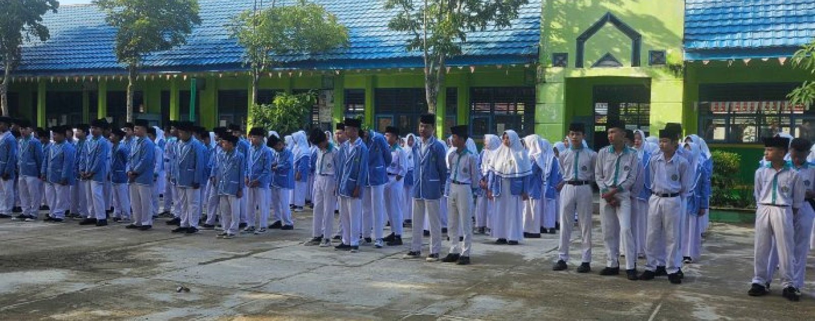 Upacara Bendera digelar, Kepala MTsN 2 Sungai Penuh Tekankan Pentingnya  Disiplin