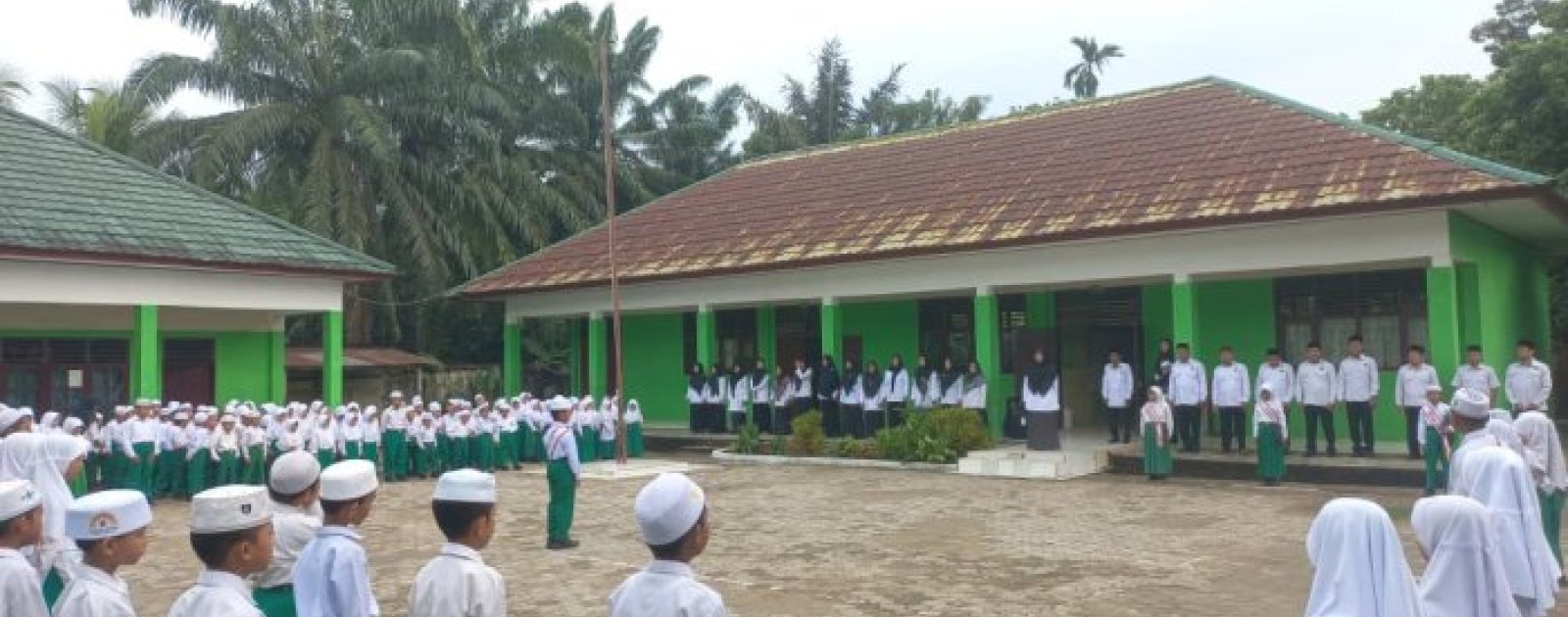 Upacara Pengibaran Bendera di MIN 3 Muaro Jambi: Meneladani Kepemimpinan dan Menumbuhkan Kepedulian terhadap Lingkungan