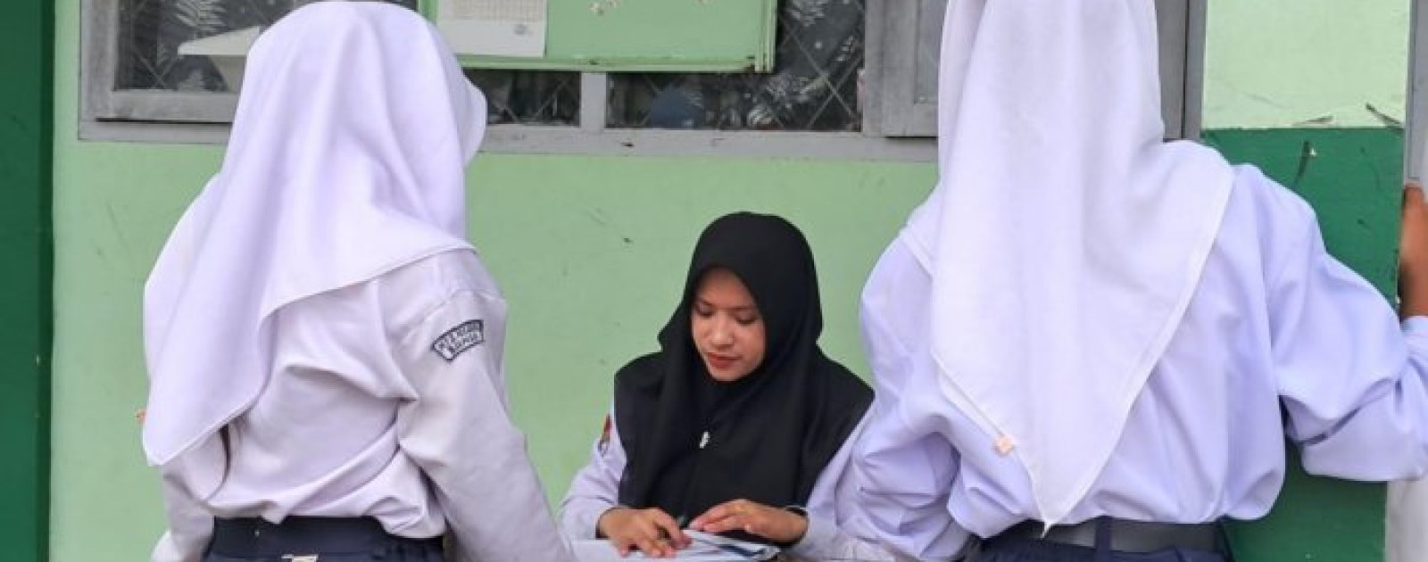 Guru Piket Jalankan Tugas dengan Penuh Tanggung Jawab, Pastikan Kedisiplinan dan Kelancaran Kegiatan di MTsN 7 Bungo