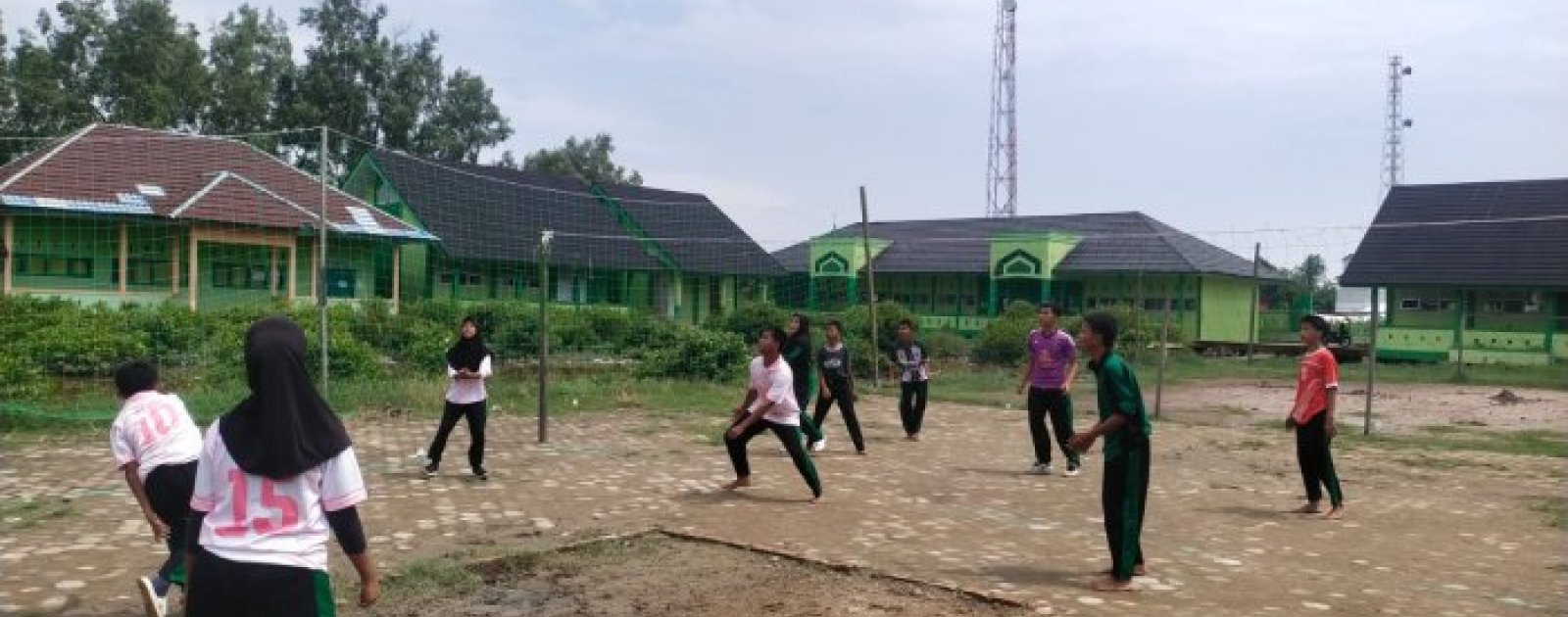 MTsN 3 Tanjung Jabung Timur Gelar Class Meeting Hari Ketiga, Lomba Voli Campuran Jadi Ajang Kebersamaan Siswa