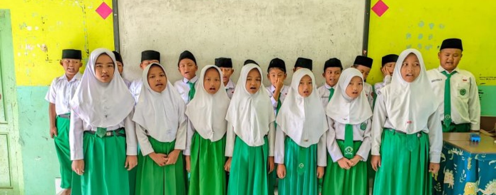 Siswa 4A MIN 4 Tebo Belajar Harmonisasi Suara dan Tempo Dalam Latihan Paduan Suara