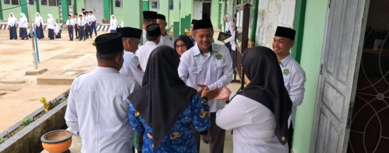 MTsN 7 Bungo Lestarikan Tradisi Salam-Salaman Usai Upacara Bendera Setiap Senin