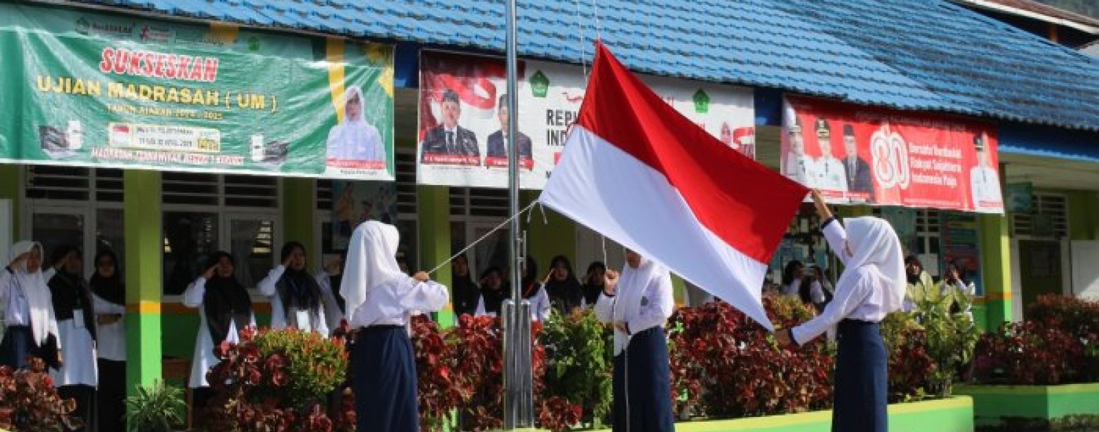 Disiplin Tanpa Batas! Upacara dan Ujian Berjalan Bersamaan di MTsN 1 Kerinci