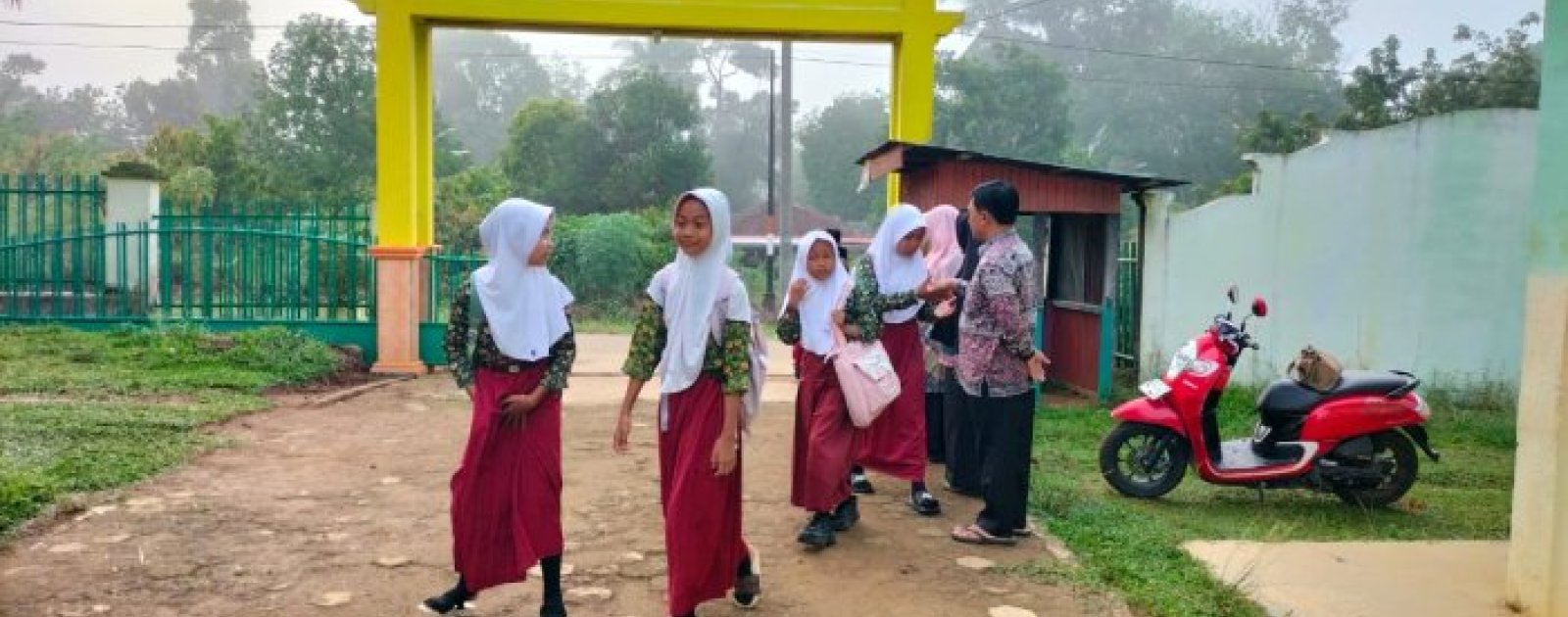 Dewan Guru MIN 1 Tebo Ukir Semangat Laksanakan Kegiatan Piket Sambut Siswa di Pagi Hari