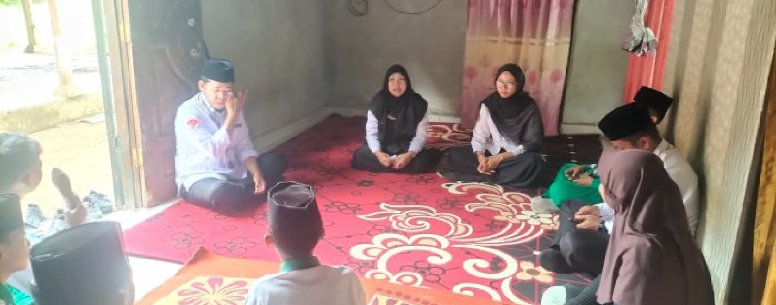 MTsN 5 Batang Hari Serahkan Dana Sumbangan kepada Keluarga Siswa yang Berduka