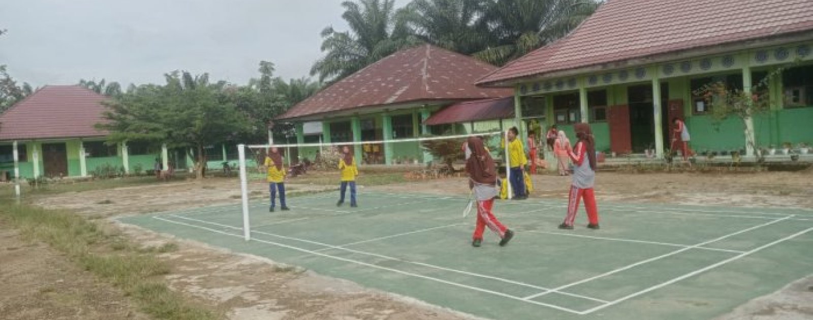 Classmeeting Hari Kedua MTsN 5 Batang Hari: Laga Badminton Ganda Putri Berjalan Seru dan Sengit