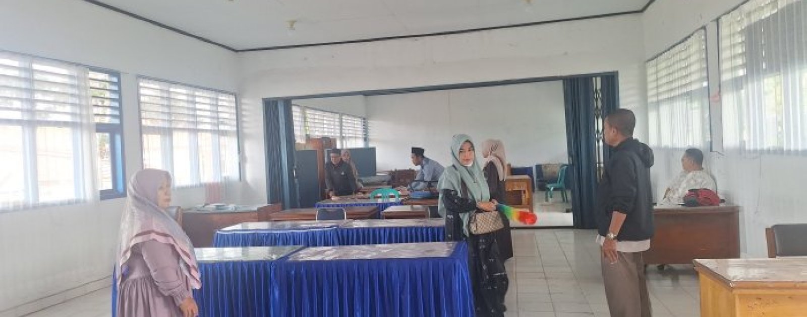 Sinergi Pasca Pensi: PTK MTsN 4 Kerinci Rapikan Aula Madrasah