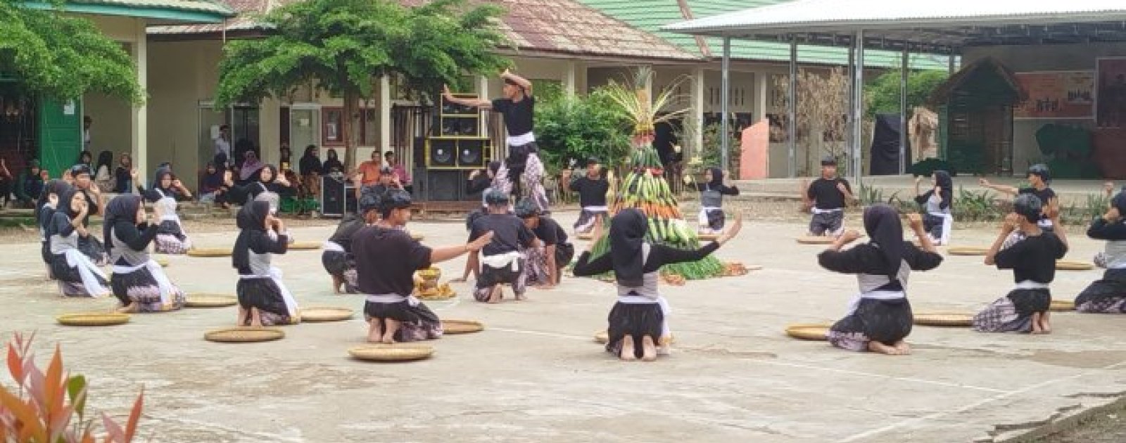 Tarian Massal Muharram Siswa XI D MAN 1 Muaro Jambi Hidupkan Tradisi dan Spirit Tahun Baru Islam