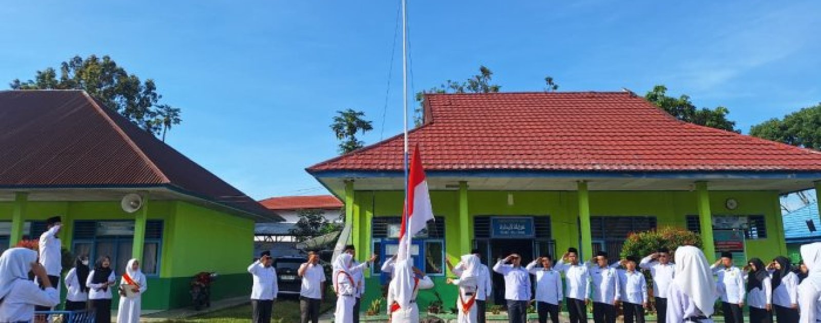 Wakamad Bidang Kurikulum Bertindak Sebagai Pembina Upacara Bendera, Tekankan Disiplin Dalam Mengikuti KBM Kepada Siswa