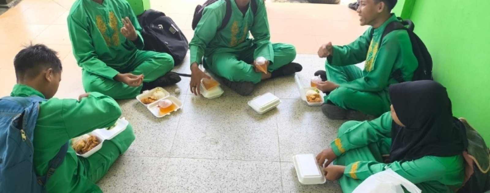 Tim Pawai MTsN 2 Kota Jambi Rayakan Juara Tiga AKSIOMA