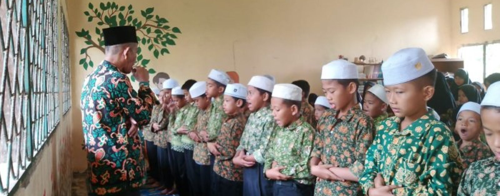 Siswa Siswi Laksanakan Praktik Salat Fardu Didampingi Majlis Guru Piket