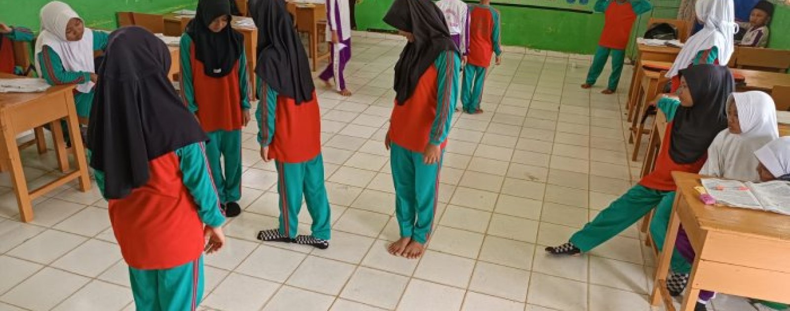 Menghitung Keliling Lewat Langkah: Praktik Tubuh Bantu Siswa 5B MIN 4 Tebo Pahami Konsep Abstrak Segitiga Lebih Mudah