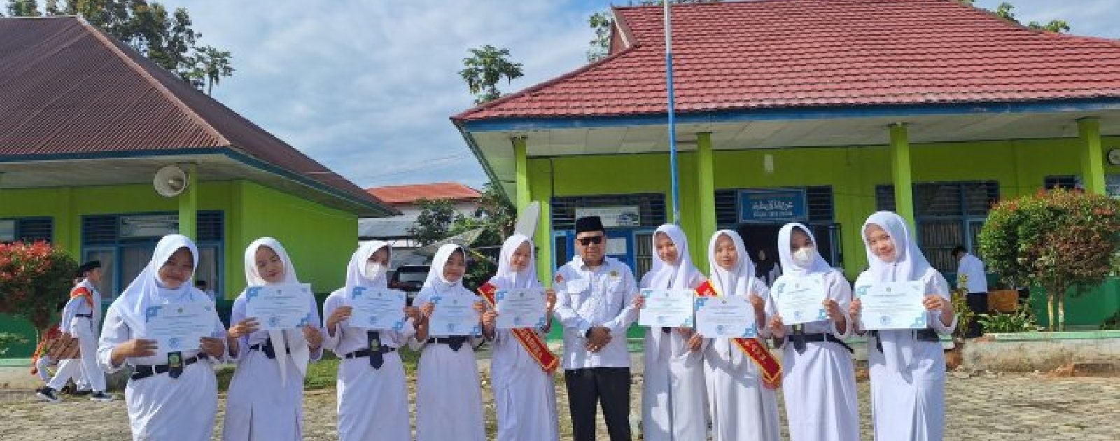 Kepala MTsN 4 Kerinci Serahkan Sertifikat OMI 2025
