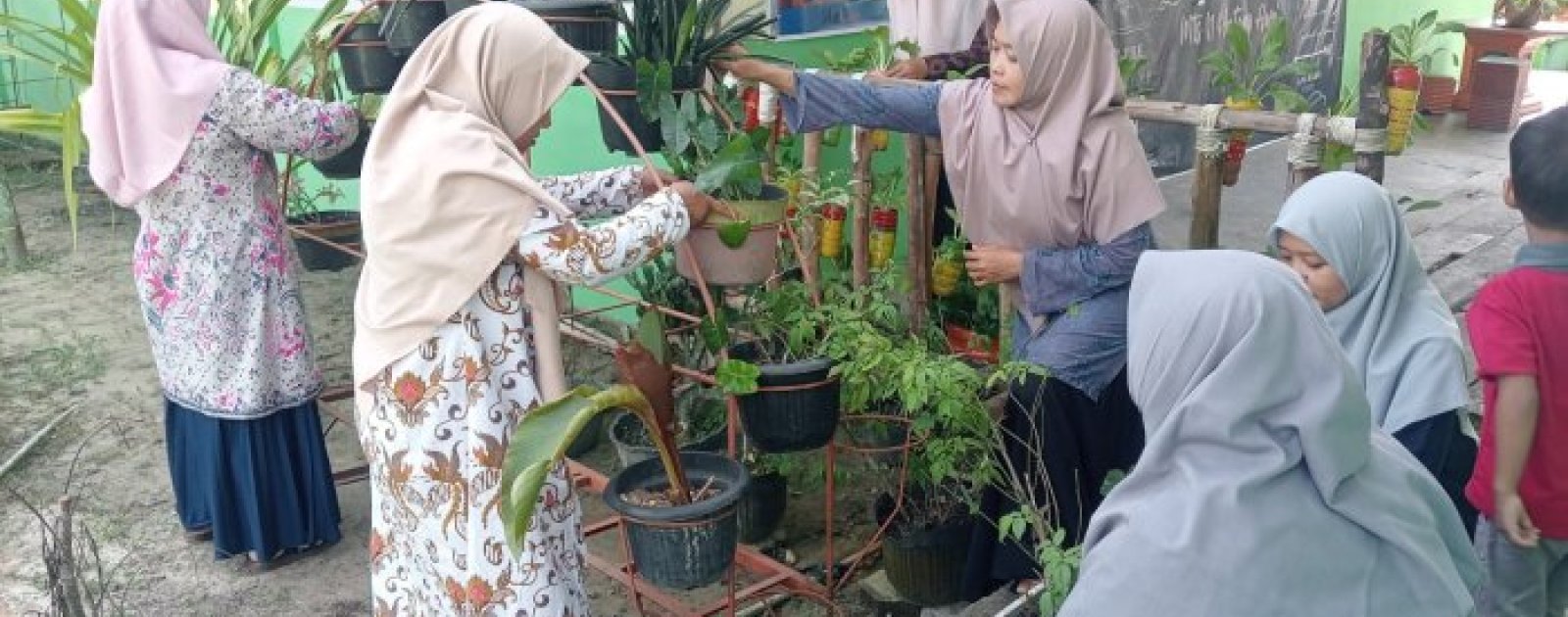 Menuju Madrasah Asri,  GTK MTsN 4 Batang Hari Bergotong Royong Ciptakan Lingkungan Nyaman dan Indah