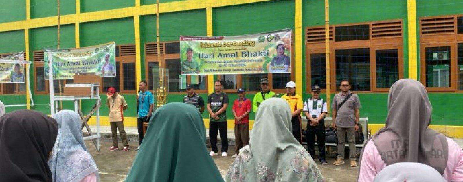Guru Madrasah Ibtidaiyah Negeri 4 Batang Hari Ikuti Pertandingan Bola Voli Putra dan Putri