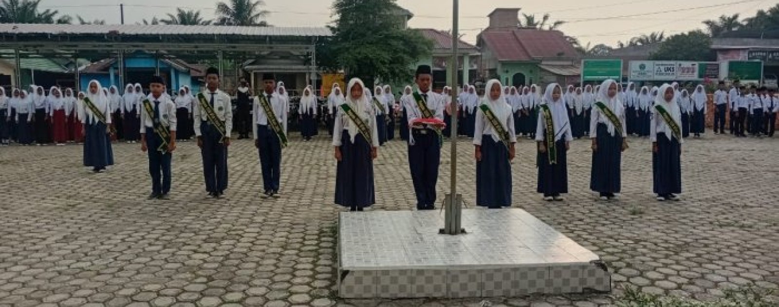 Upacara, Sembilan Siswa Bawa dan Kibarkan Bendera