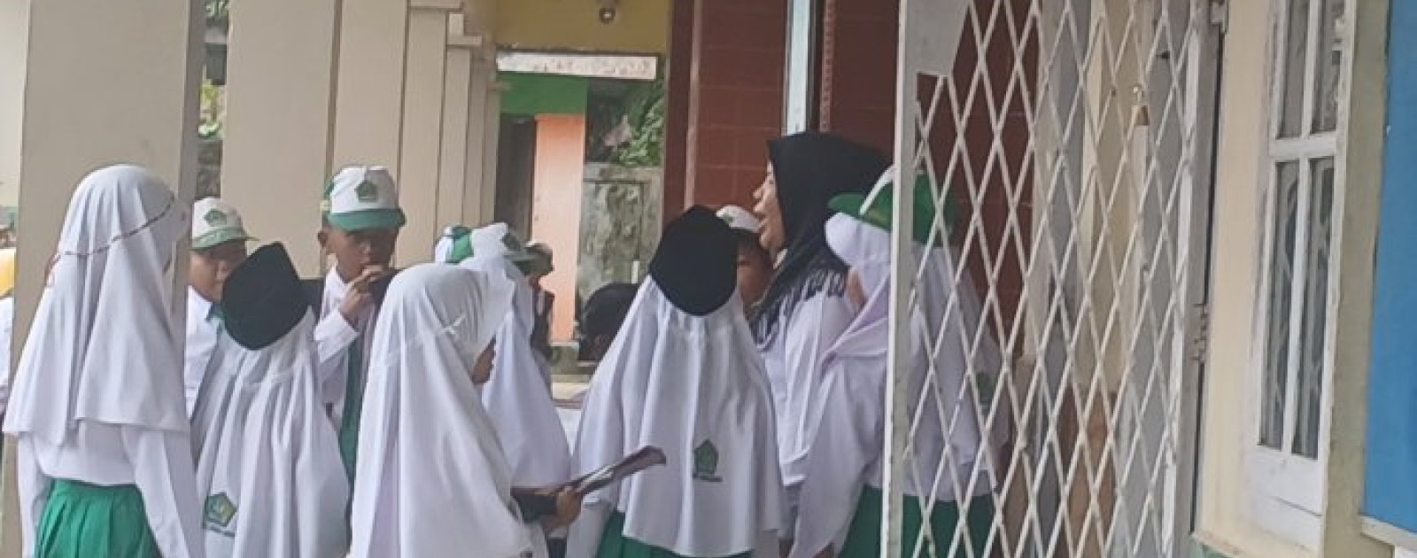 Wali Kelas 3A Bimbing Siswa Menjadi Petugas Upacara