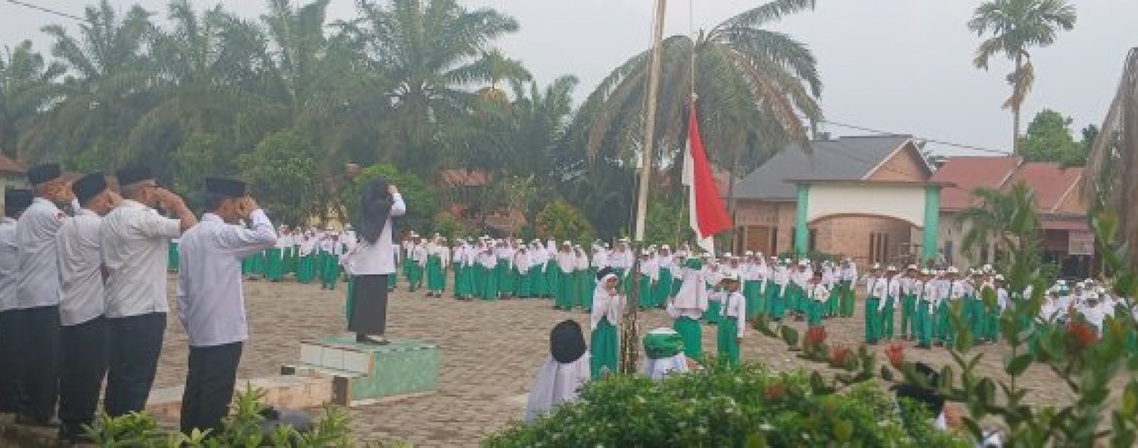MIN 2 Muaro Jambi Laksanakan Upacara Bendera Rutin