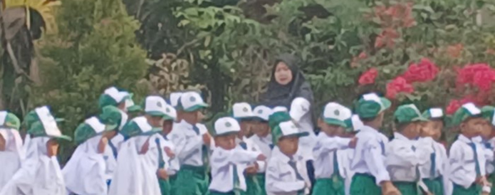 Wali Kelas MIN 2 Muaro Jambi Matangkan Persiapan Upacara