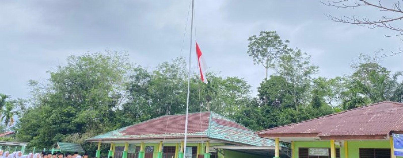 Petugas Upacara dari Kelas XI B Jalankan Tugas dengan Apik dan Penuh Tanggung Jawab